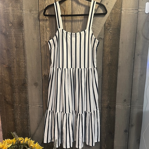 Loft White & Black Tiered Stripe Shift Dress  size 12 worn twice - Picture 1 of 7